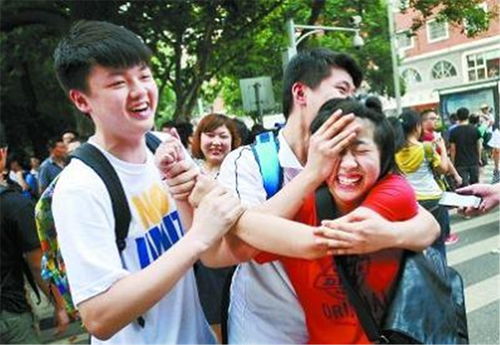 高考学生与家人合影微笑庆祝