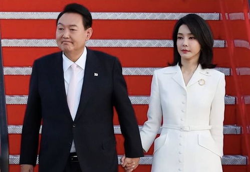 尹锡悦夫妇现身投票站笑着回避提问：风波后的首次亮相引热议