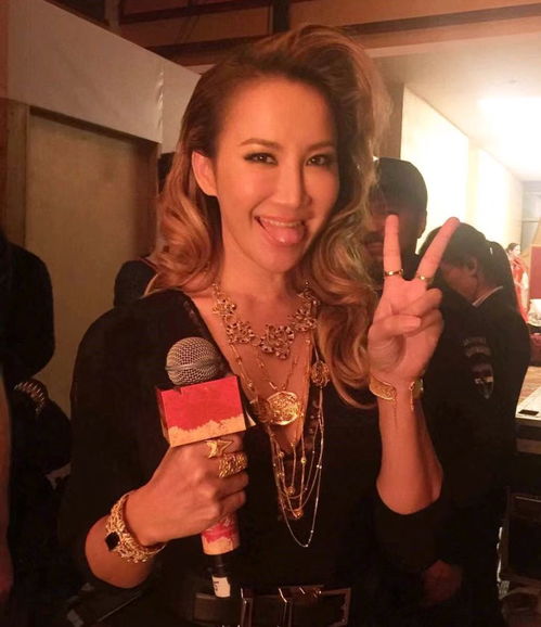 卫兰在录音室认真演唱