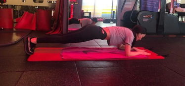 张馨予健身房认真训练