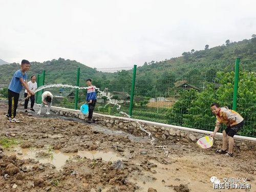 一位村民正在用井水浇灌菜园