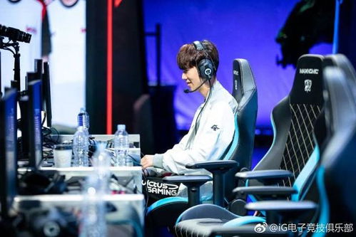 Theshy赛后采访画面