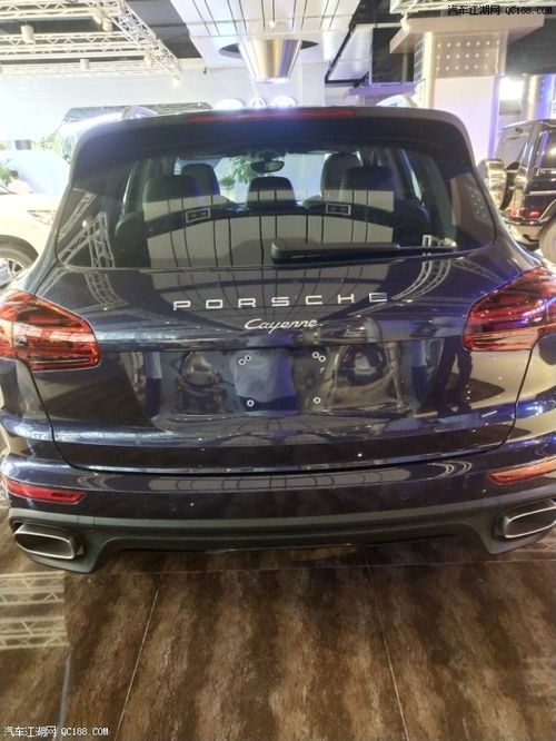 保时捷展厅顾客咨询购车信息