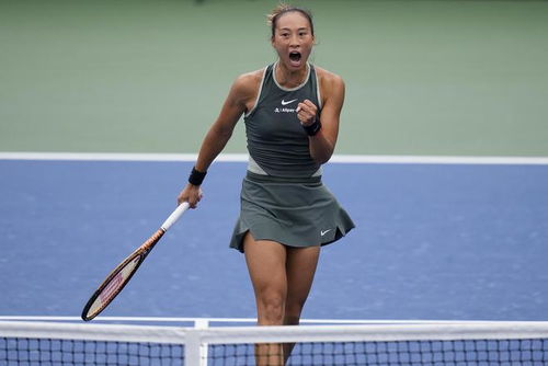 郑钦文专注比赛