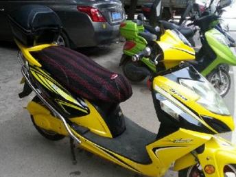 一辆外观独特的小型电动车行驶在路上