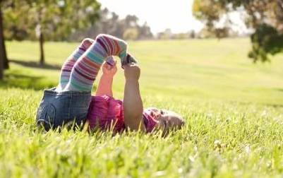 孩子在户外玩耍