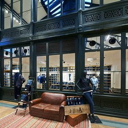 巴黎世家店铺内景与顾客试背高价包款场景