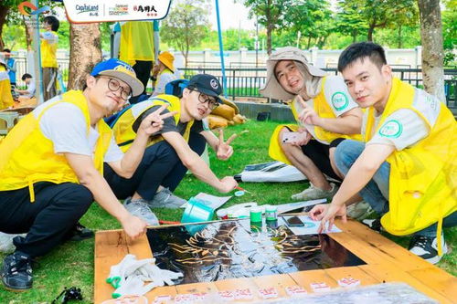 志愿者在专业指导下进行生态放流