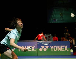 羽毛球运动员挥汗如雨