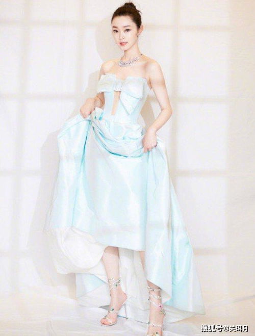 卫兰身穿白色礼服站在舞台中央表演