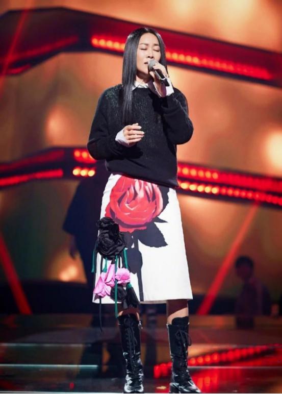 那英站起后整理衣服