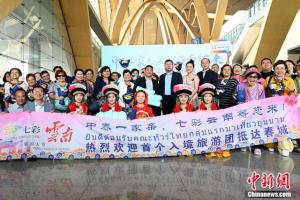 旅行团成员合影照片