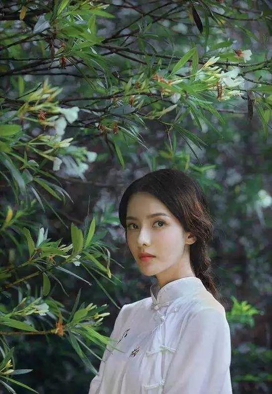 何秋亊深夜发文否认与安静公主恋情？网友扒出&lsquo;蛛丝马迹&rsquo;引热议