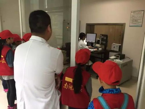 医院急诊室忙碌场景