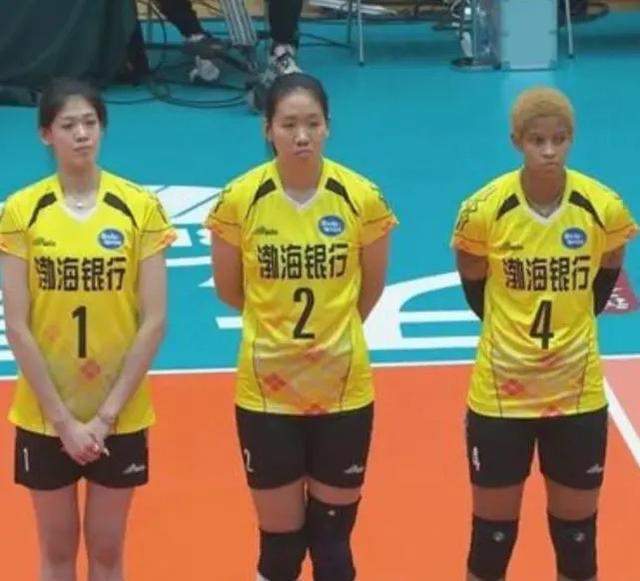 天津女排全体队员合影庆祝