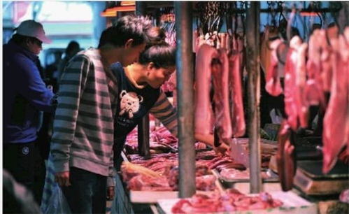 市民在市场上挑选猪肉