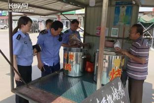 市场监管人员正在抽检市场肉类制品