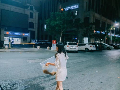 摆摊时忙碌的年轻人