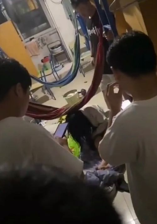 凌晨惊魂！醉汉潜入大学女寝，安全感还能信谁？