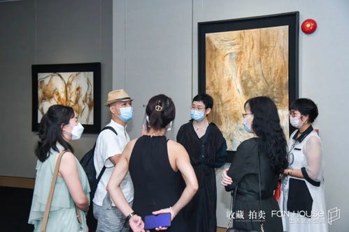 黄雨娟在展览现场与观众交流