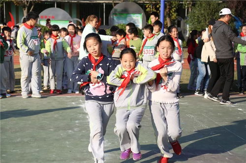 学生们在阳光下快乐奔跑