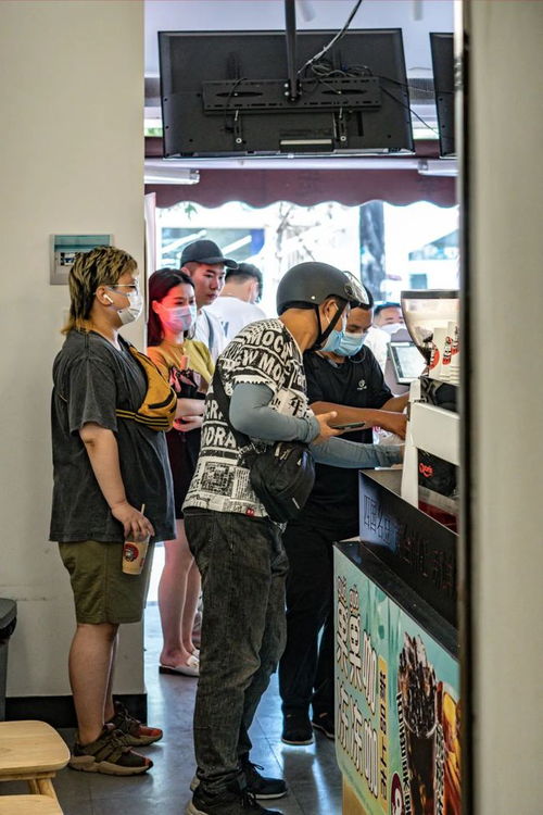 顾客在蜜雪冰城排队等待