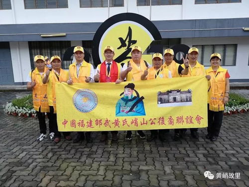 一群高中生站在学校门口合影庆祝毕业