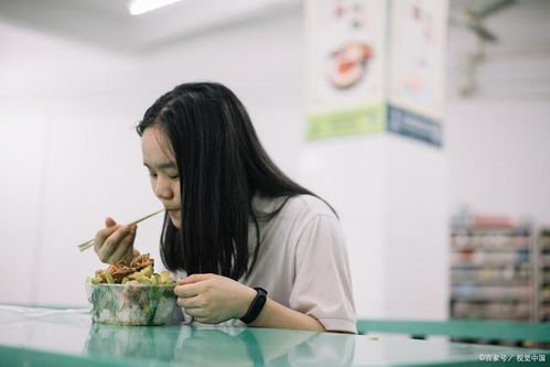 中医师正在指导正确泡脚方式