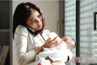 职场妈妈抱着宝宝在办公室