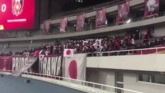 球迷在球场高举国旗为中国队加油