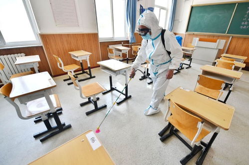 考生摘下口罩准备进考场