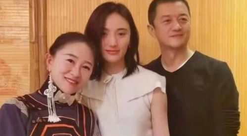 李亚鹏与妻子海哈金喜合影