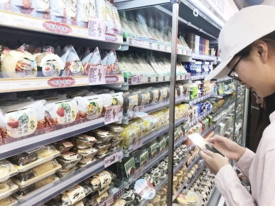 顾客正在选购罗森饭团