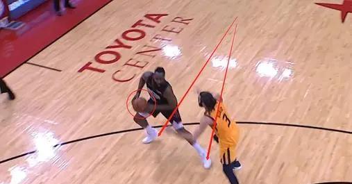 金靖红毯小心翼翼走路