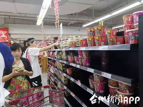 超市货架上的白象方便面和其他品牌对比图