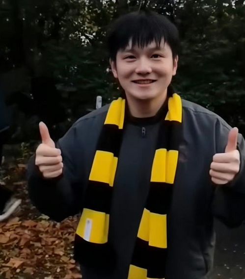 樊振东与球迷合影微笑