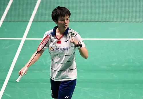 王祉怡站在领奖台上举起奖杯