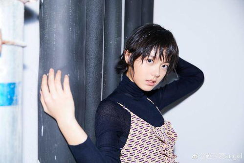 赵今麦在片场认真对戏