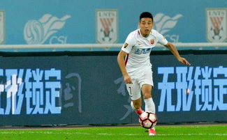 张玉宁与拜合拉木在训练中配合