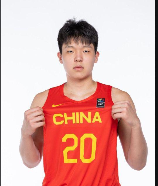 杨瀚森与申京比赛对比图