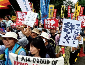 法庭外抗议人群手持标语牌