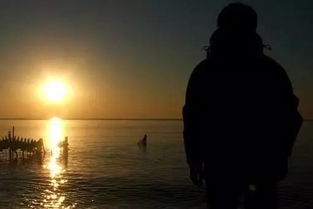 夕阳下的海边与孤独身影