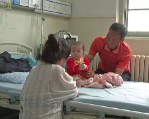 父亲在病床边紧握女儿的手