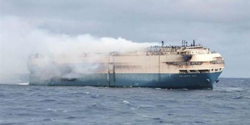 太平洋惊魂一刻：货轮起火3000辆车遇险，22人靠过路船得救