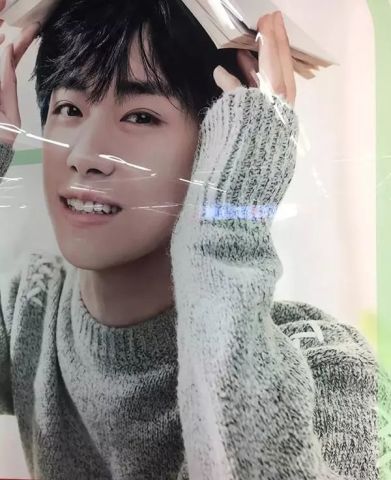 粉丝在地铁站为易烊千玺打榜应援