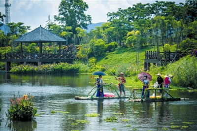 美丽乡村的田园风光与游客合影