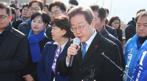 李在明街头与市民互动