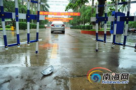 考生在考场外被警方带走调查