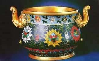 故宫藏品揭秘：这件中西合璧的珐琅烛台，竟藏着乾隆的秘密