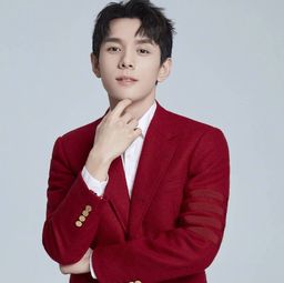 李佳琦在综艺节目中认真排练